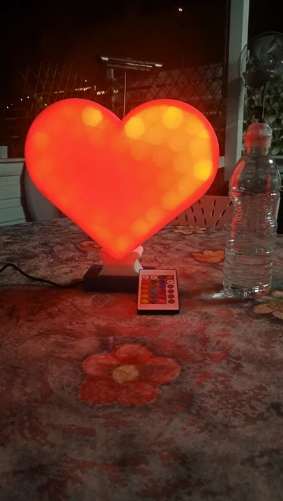 מנורת לב מחליפה צבעים 